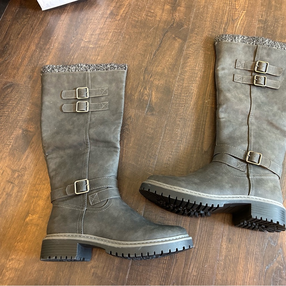 Never worn brand new women 7.5 boots